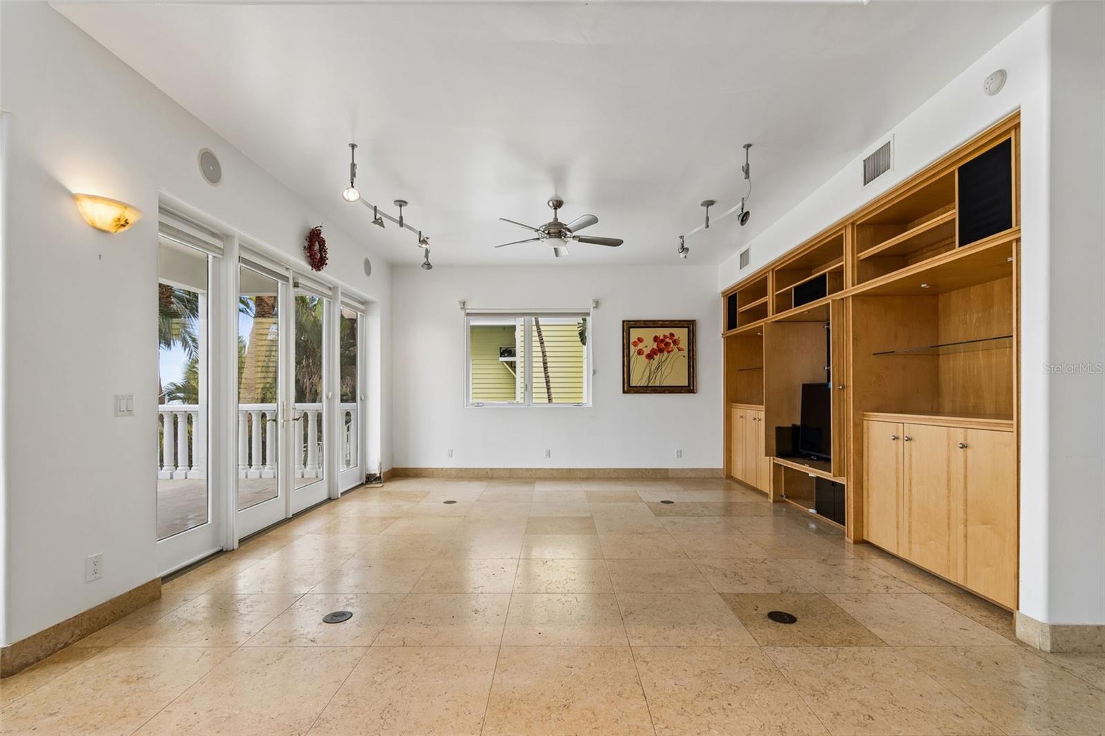 Listing photo id 22 for 2811 Sunset Way