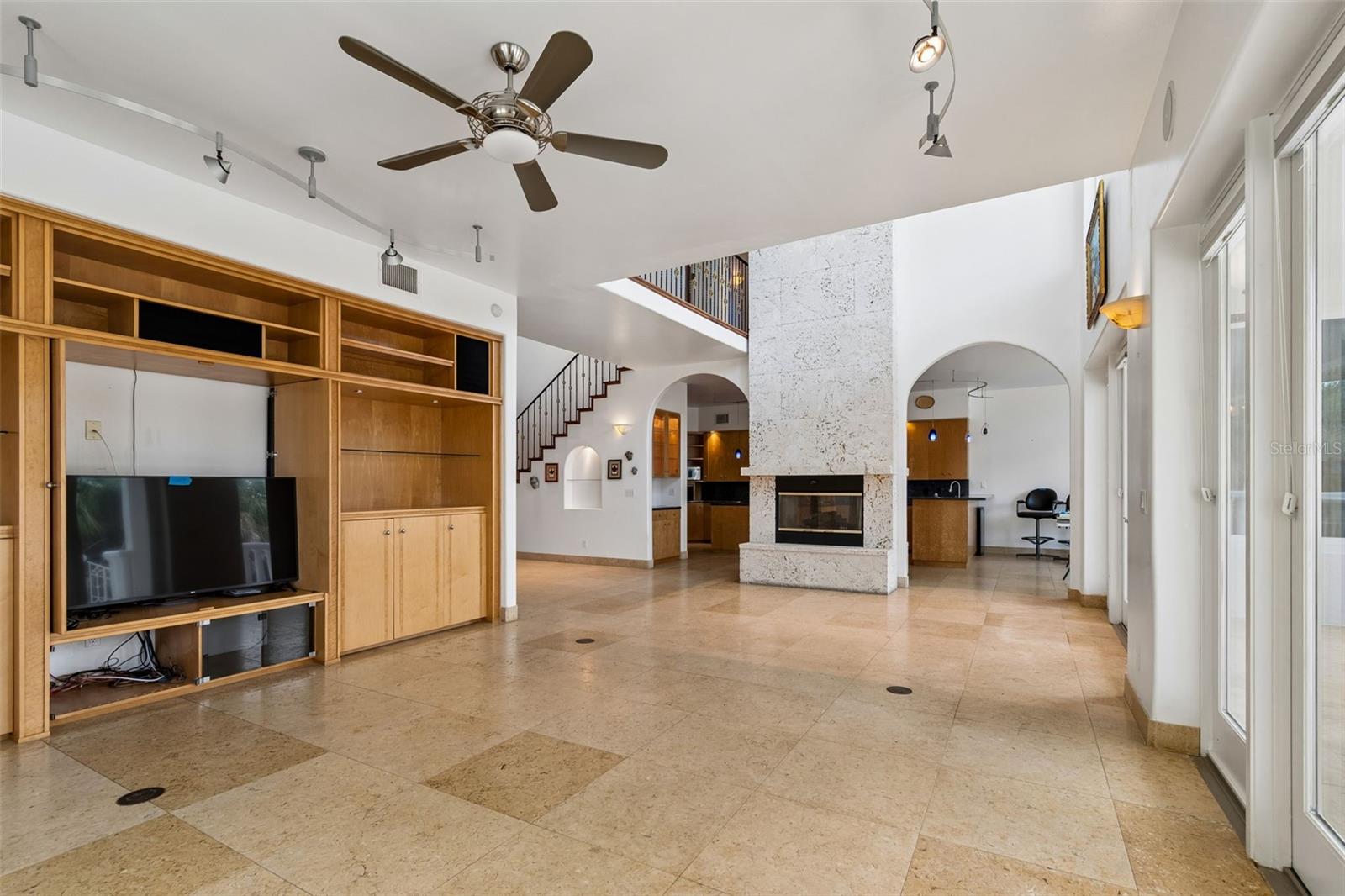 Listing photo id 23 for 2811 Sunset Way