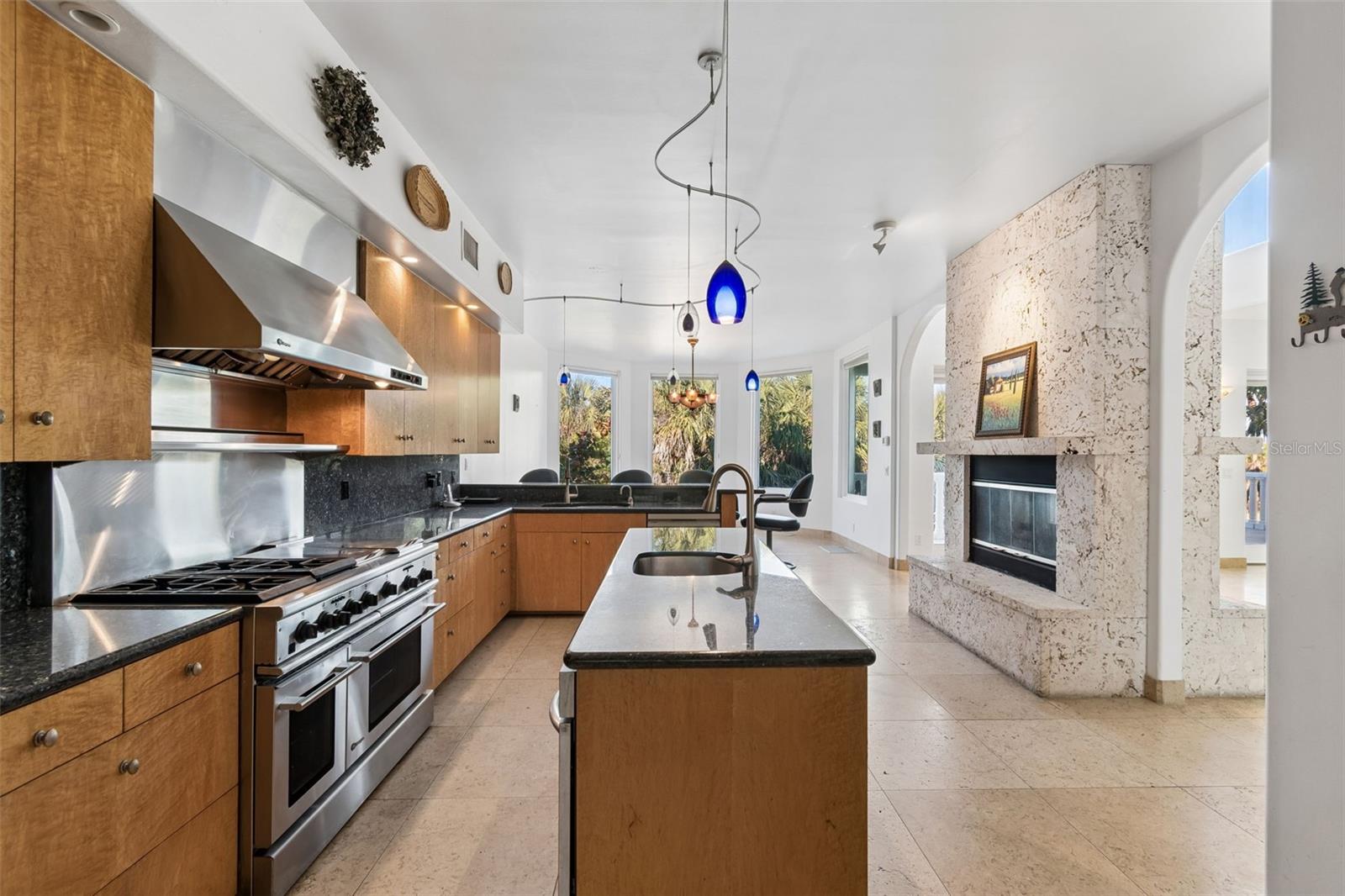 Listing photo id 24 for 2811 Sunset Way