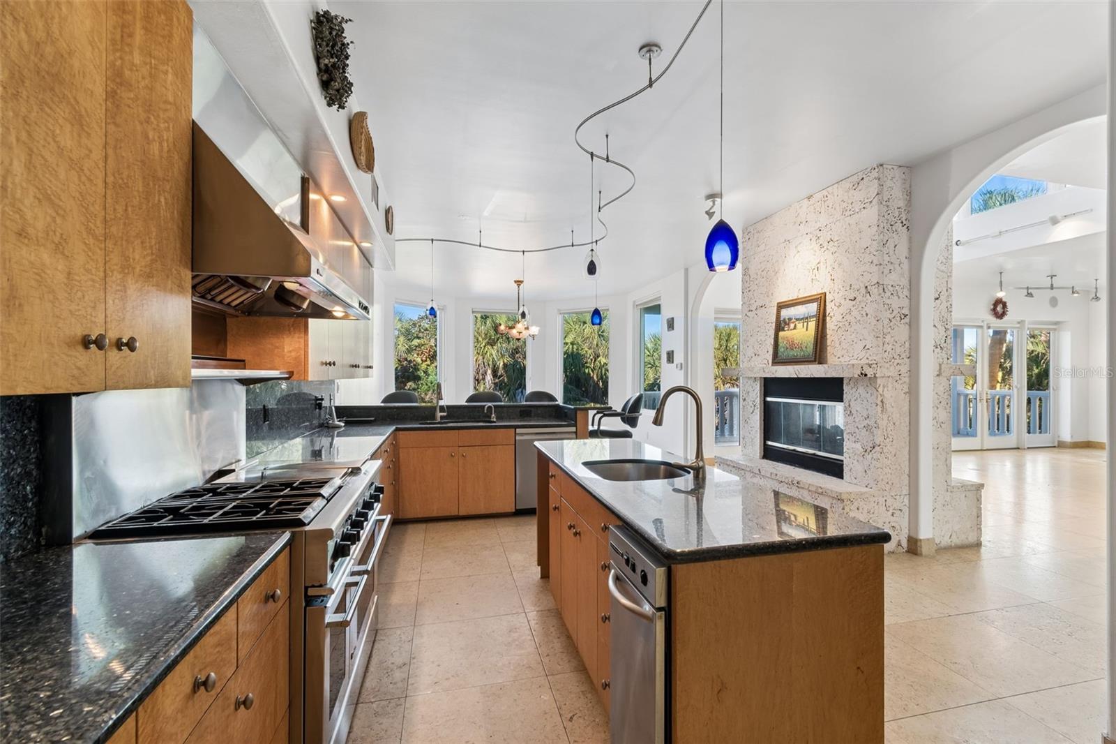 Listing photo id 25 for 2811 Sunset Way