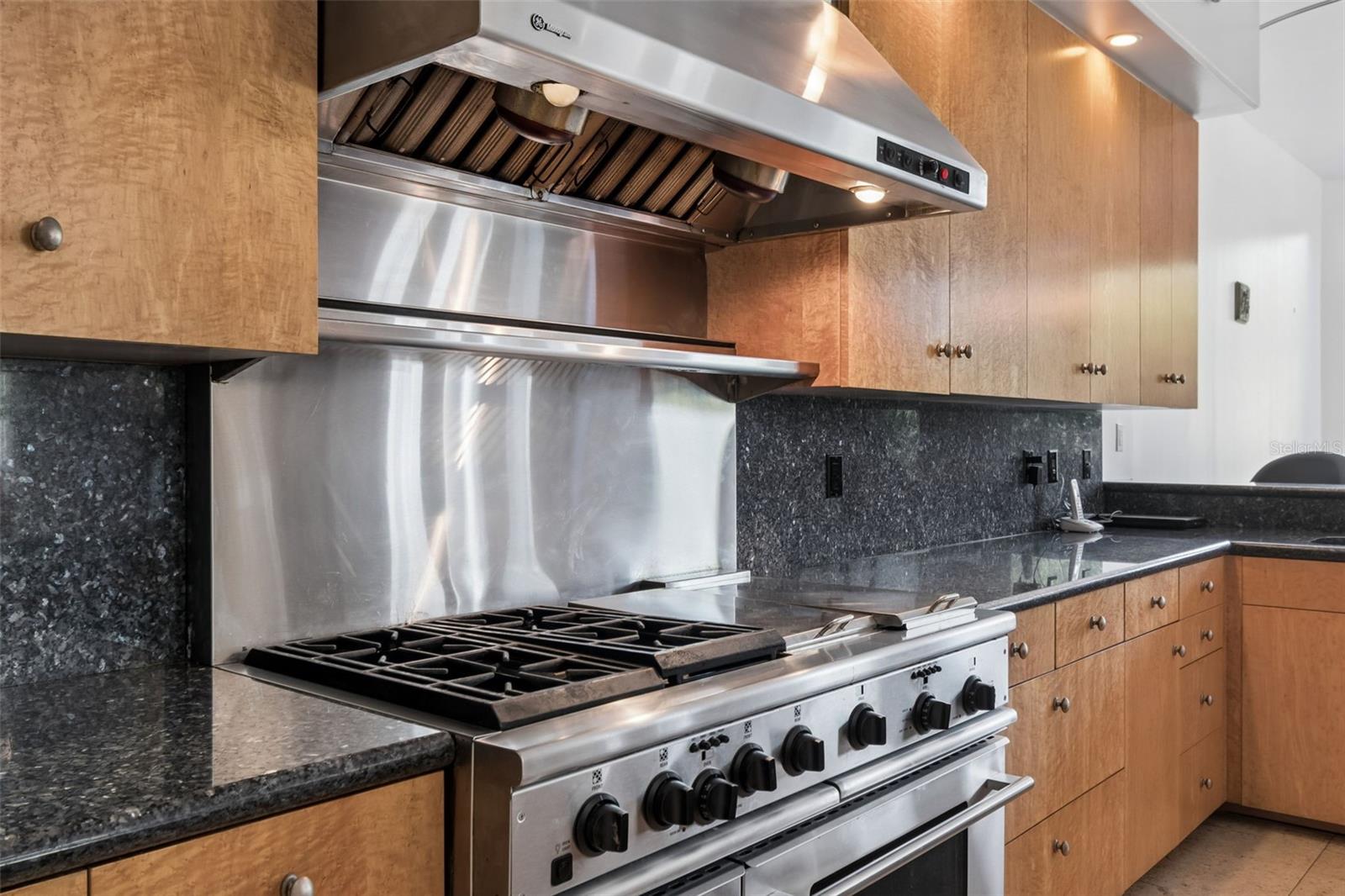 Listing photo id 26 for 2811 Sunset Way