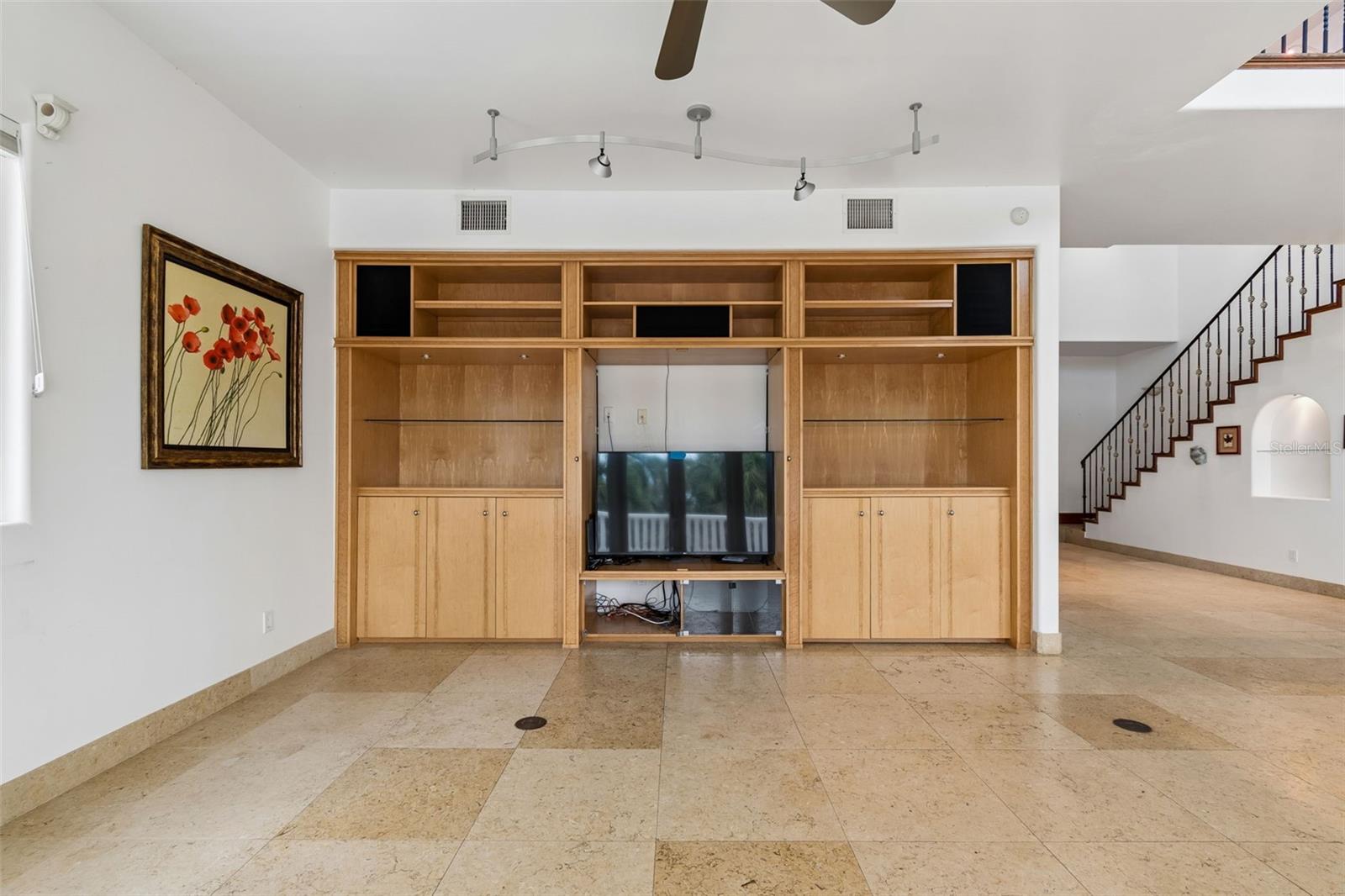 Listing photo id 29 for 2811 Sunset Way