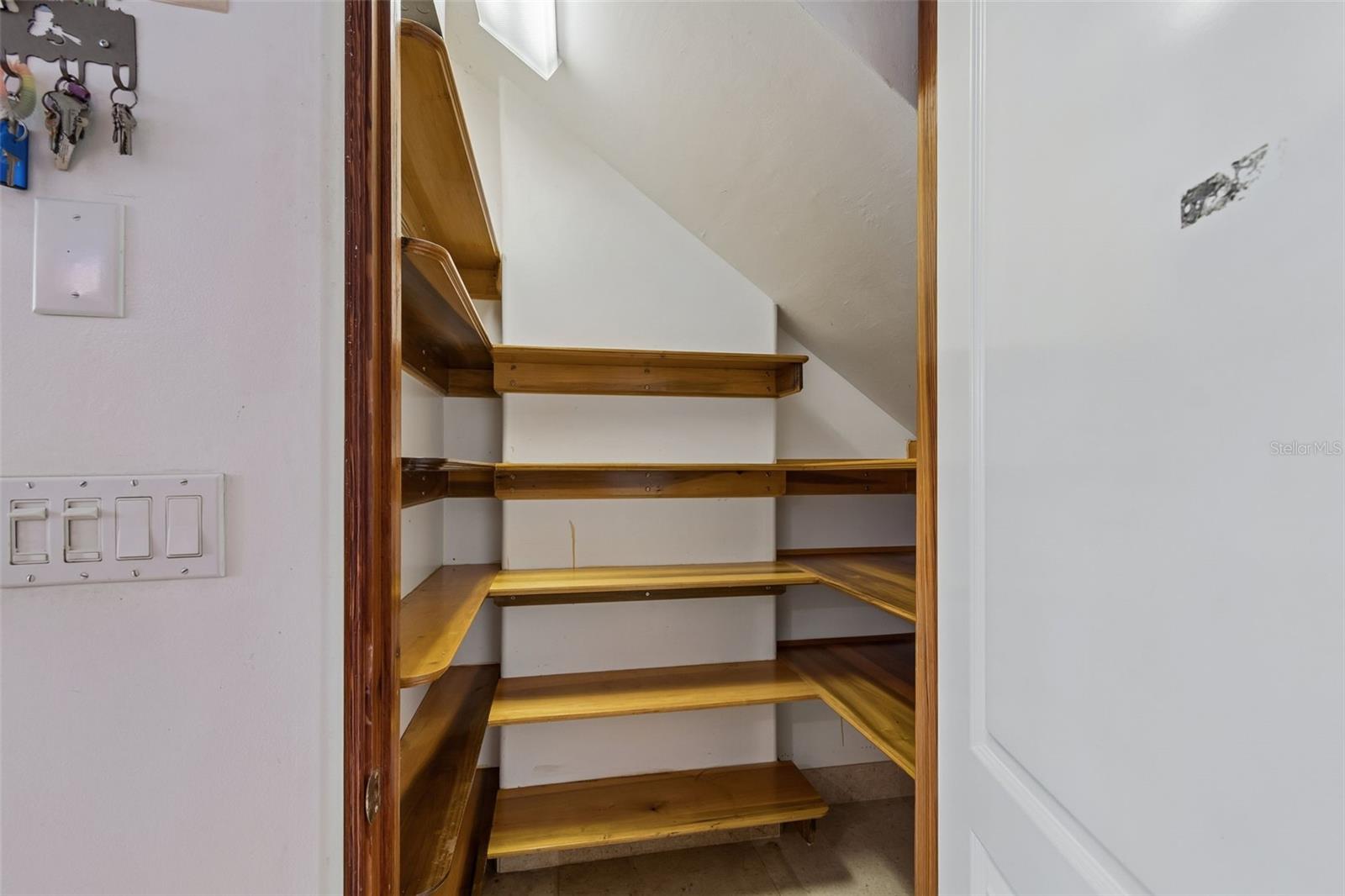 Listing photo id 32 for 2811 Sunset Way