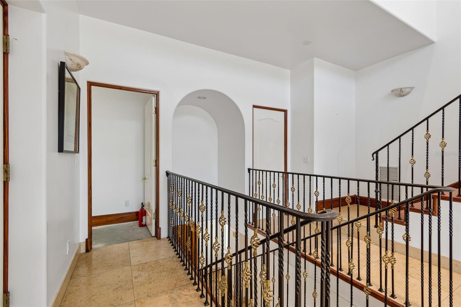 Listing photo id 34 for 2811 Sunset Way