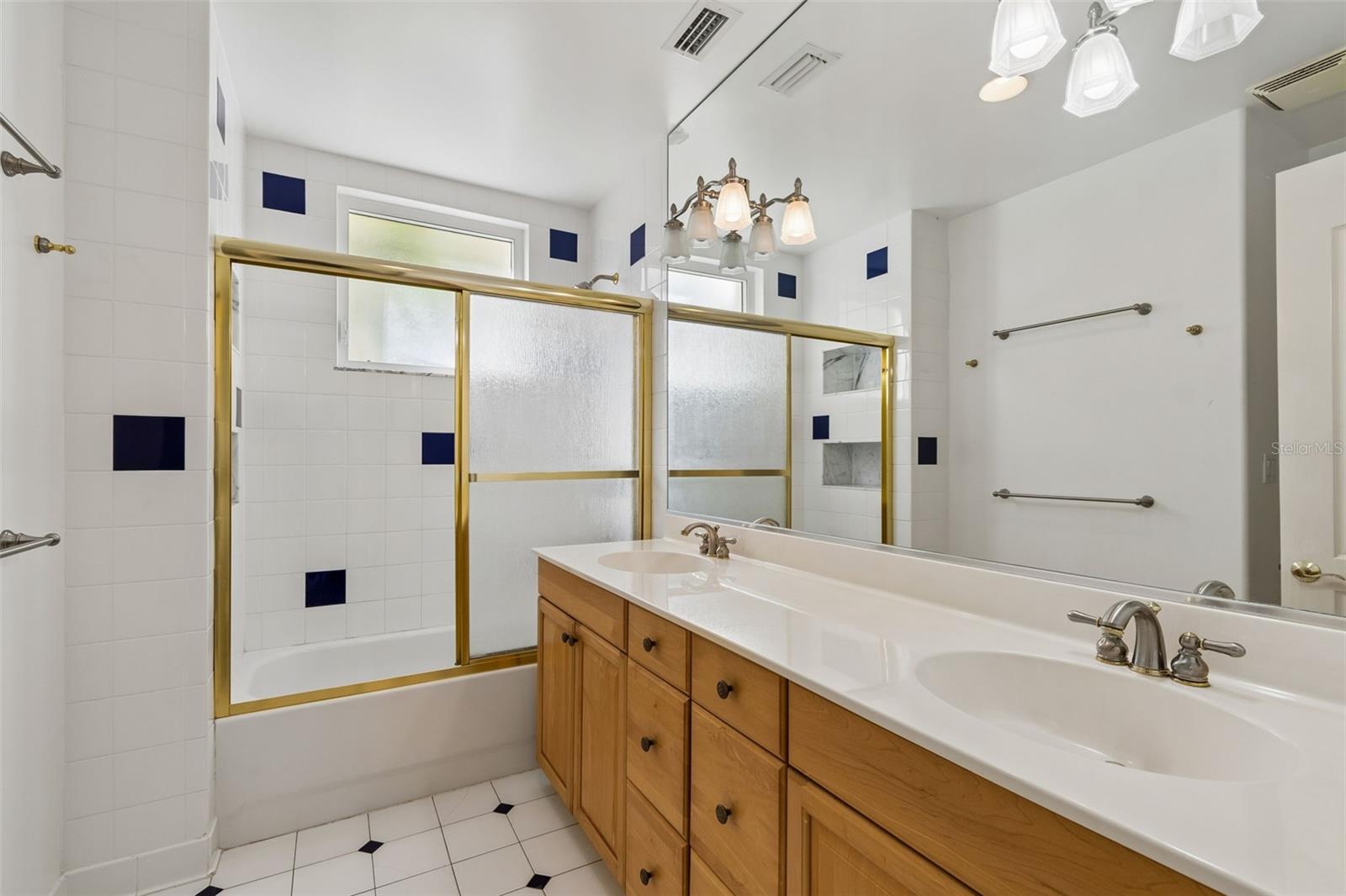 Listing photo id 37 for 2811 Sunset Way