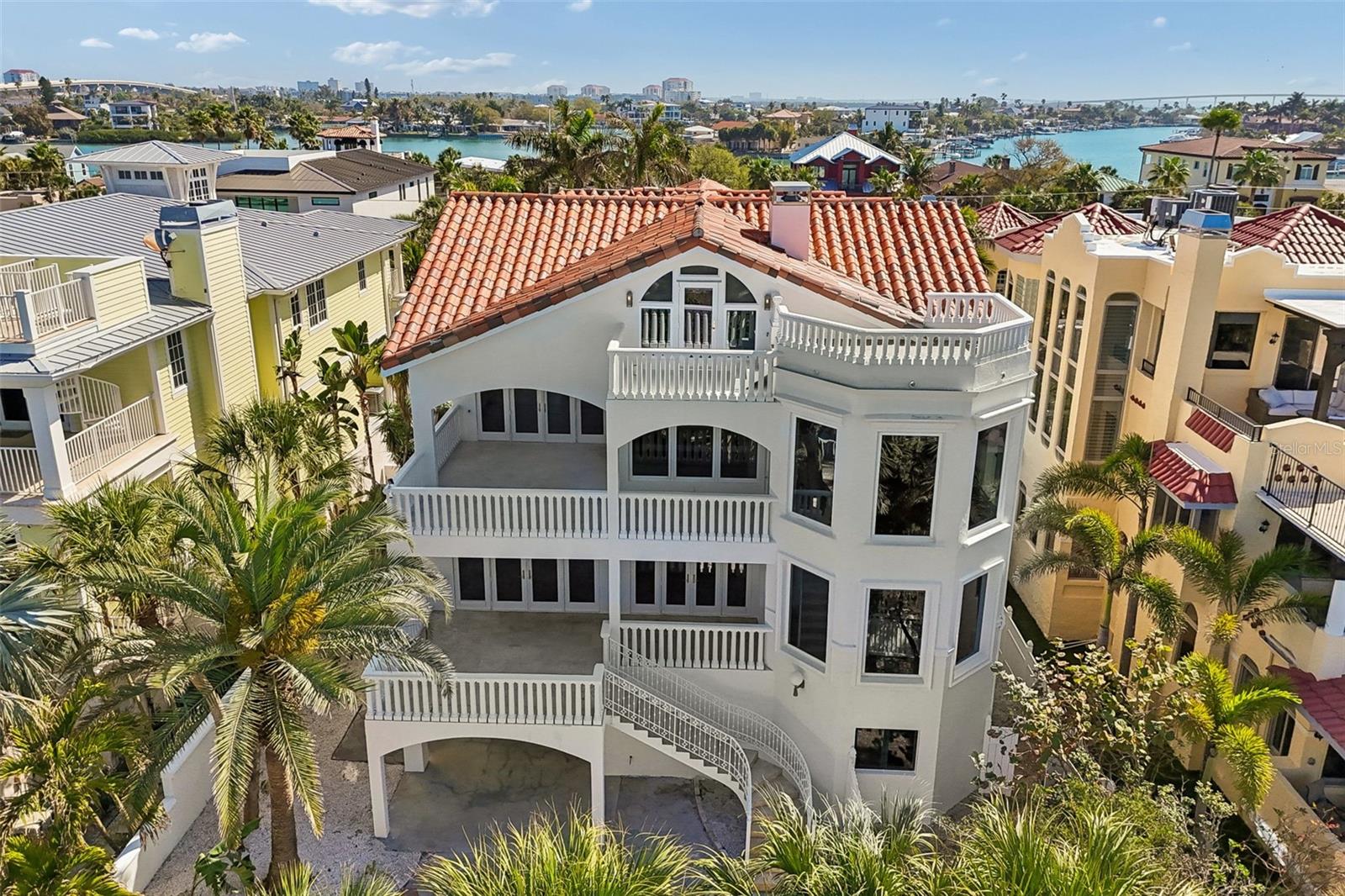 Listing photo id 2 for 2811 Sunset Way