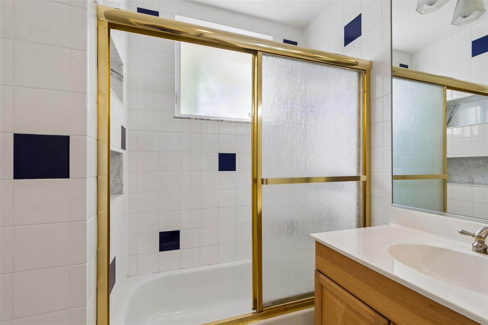 Listing photo id 38 for 2811 Sunset Way