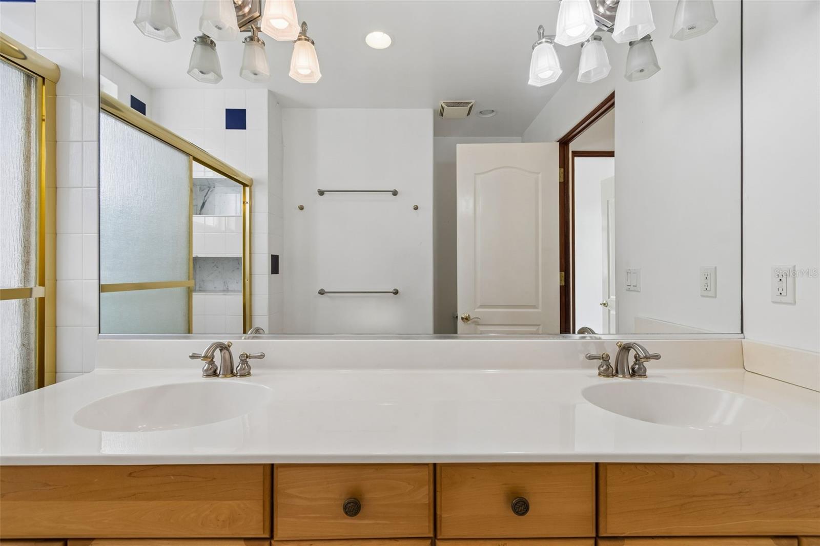 Listing photo id 39 for 2811 Sunset Way