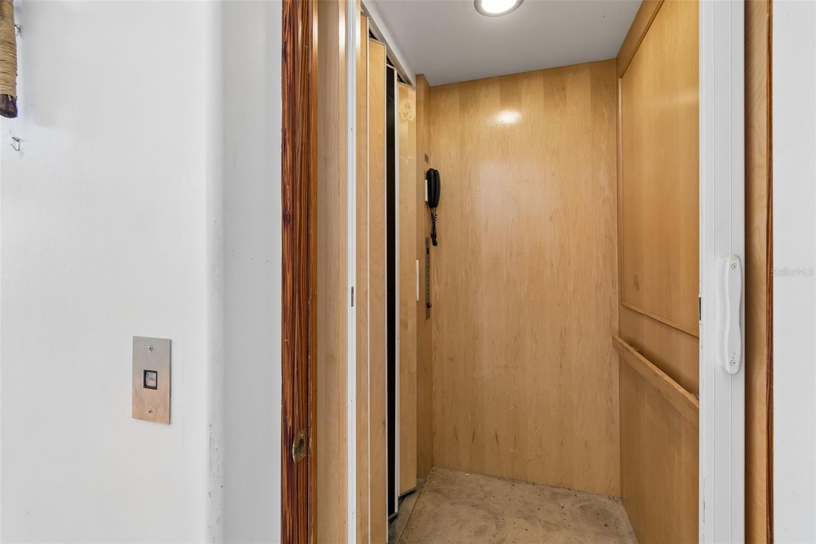 Listing photo id 41 for 2811 Sunset Way