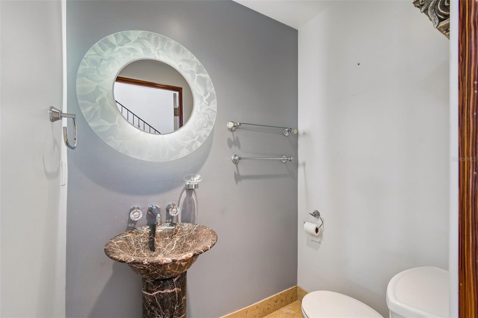 Listing photo id 42 for 2811 Sunset Way