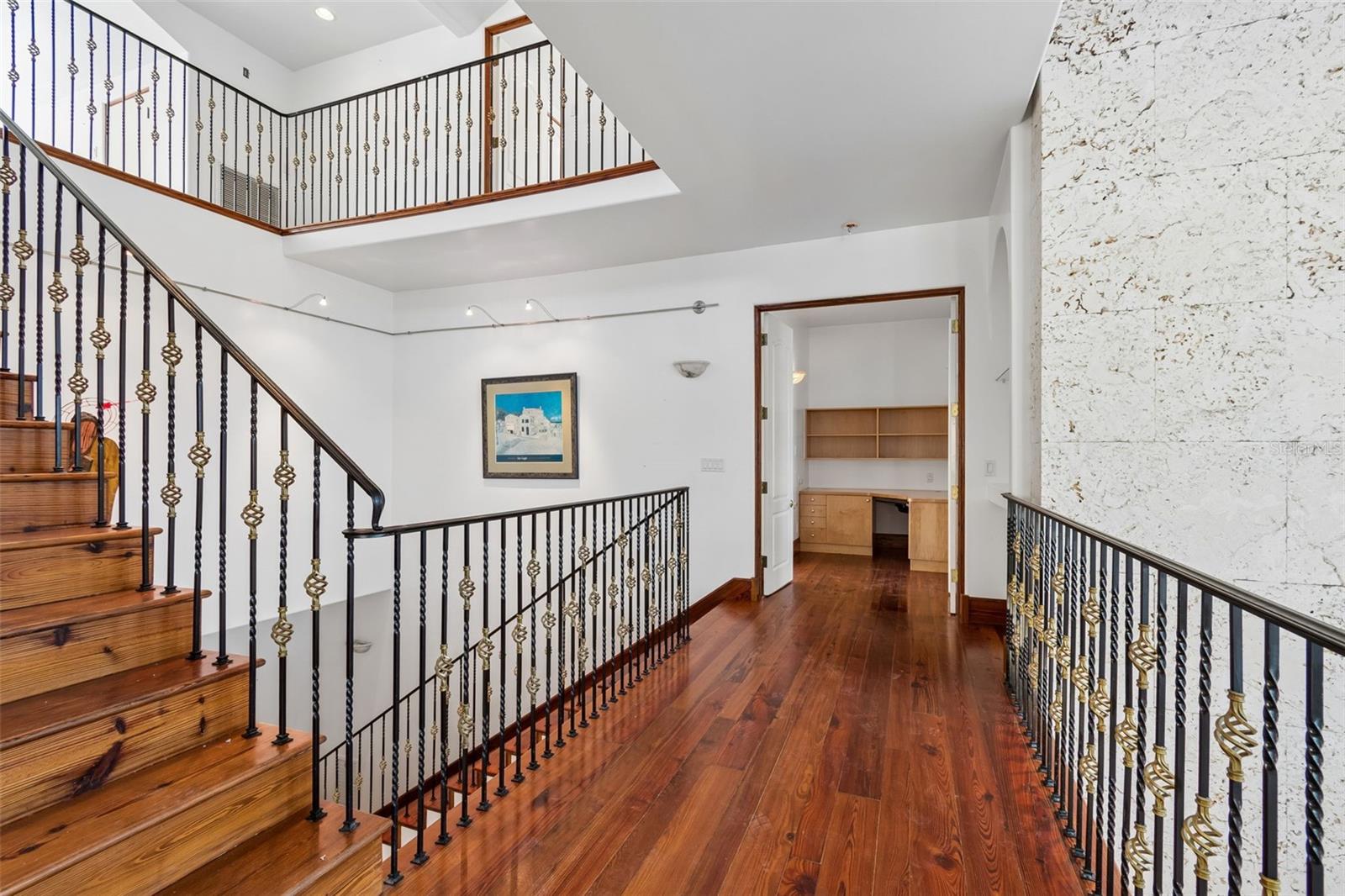 Listing photo id 47 for 2811 Sunset Way