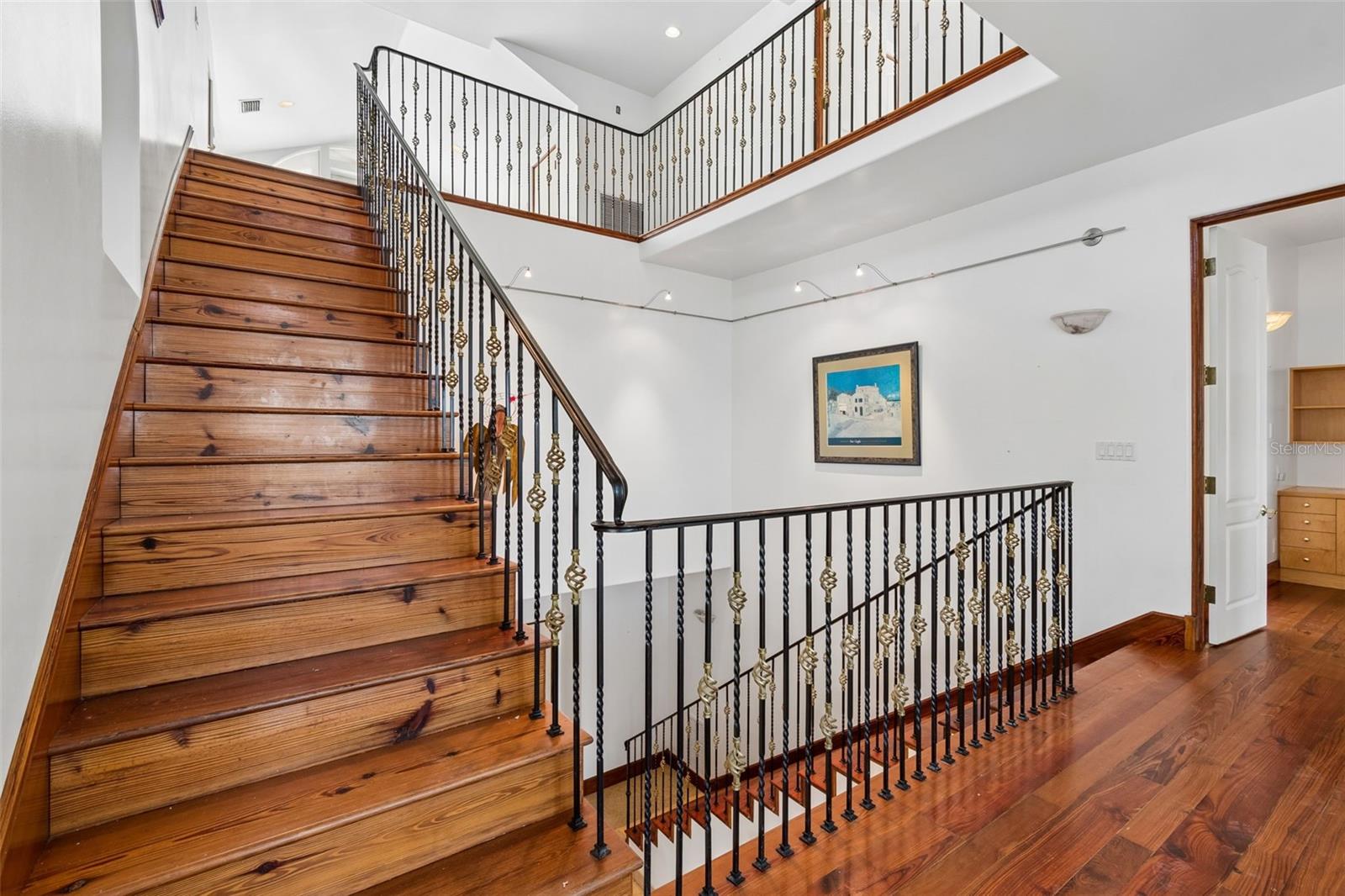 Listing photo id 48 for 2811 Sunset Way