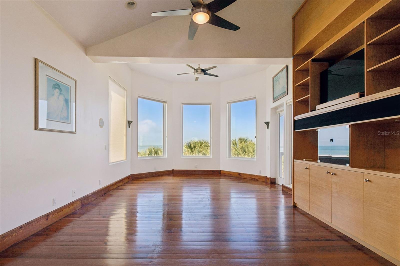 Listing photo id 49 for 2811 Sunset Way