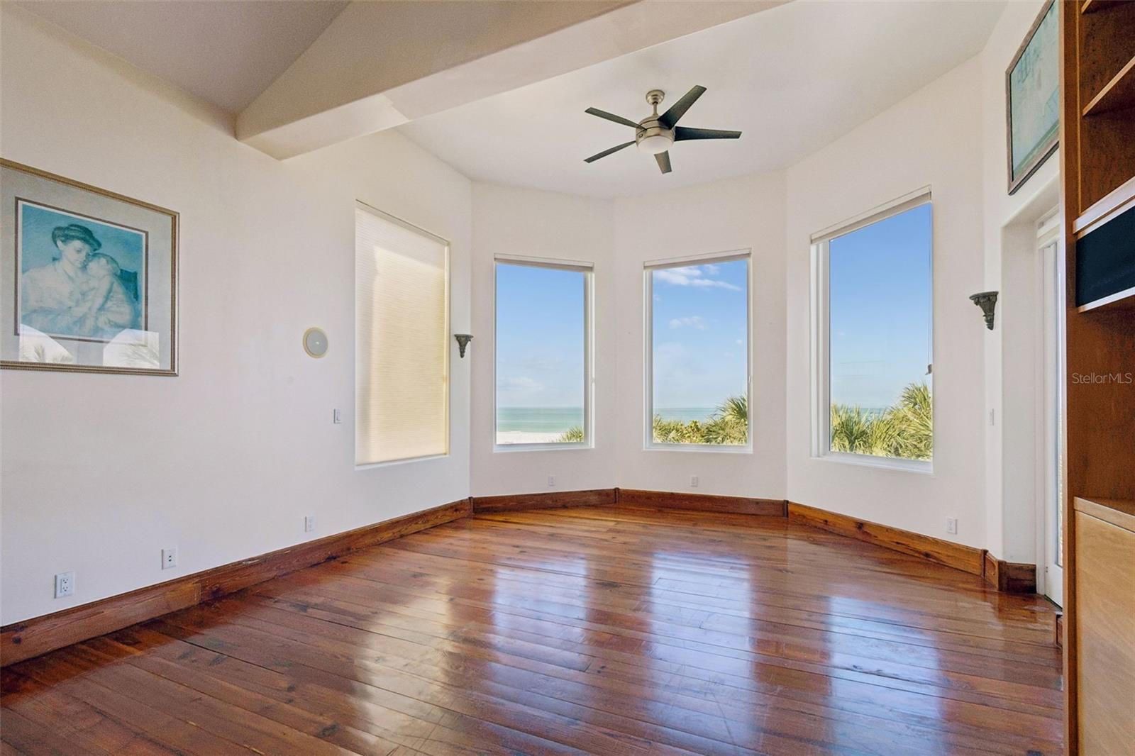 Listing photo id 50 for 2811 Sunset Way