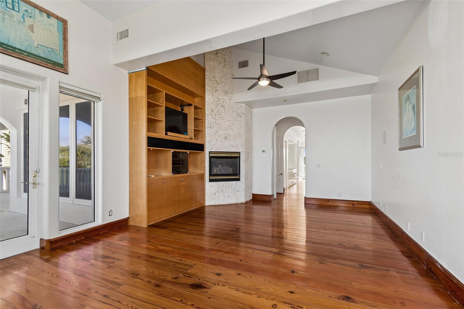 Listing photo id 52 for 2811 Sunset Way