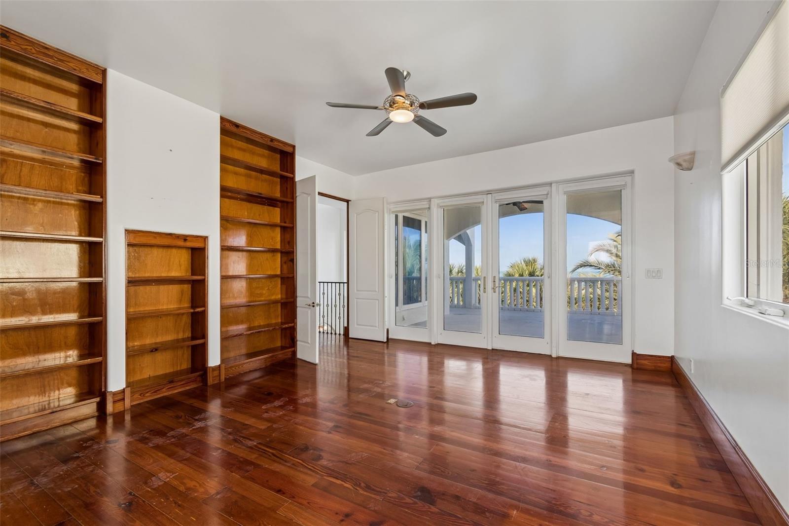 Listing photo id 63 for 2811 Sunset Way