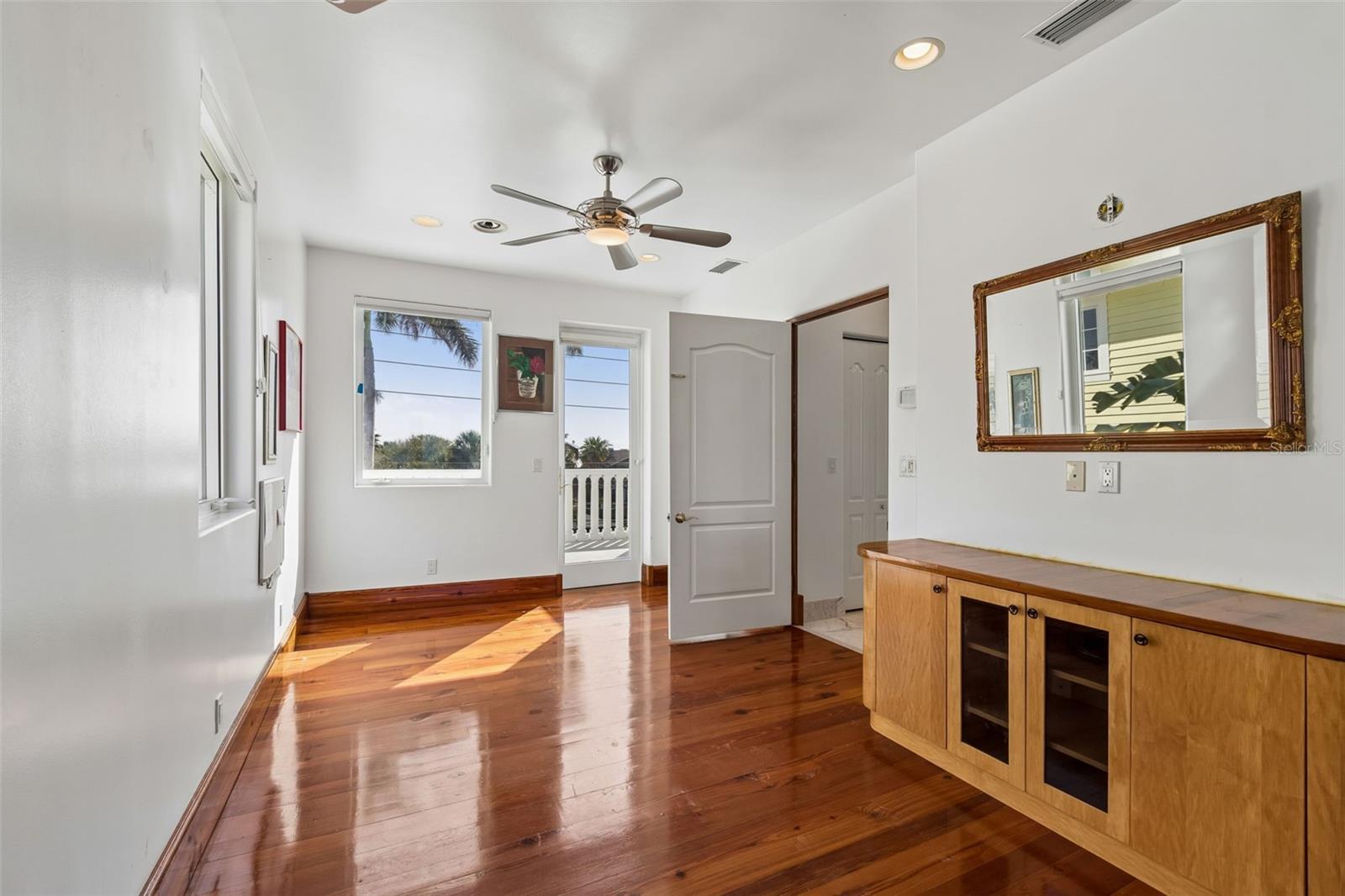 Listing photo id 64 for 2811 Sunset Way