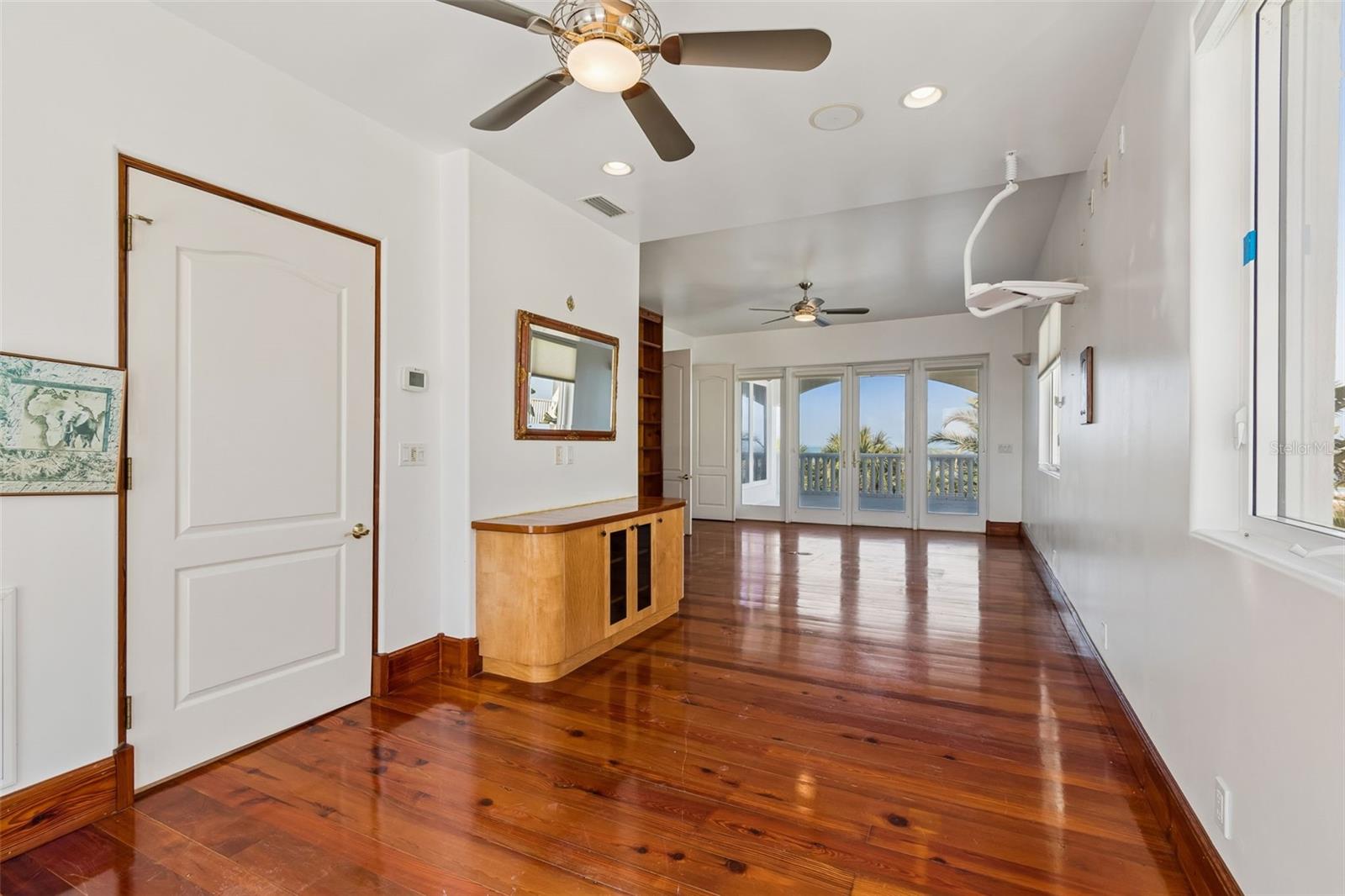 Listing photo id 65 for 2811 Sunset Way