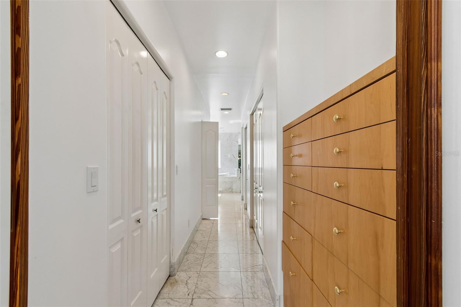 Listing photo id 66 for 2811 Sunset Way