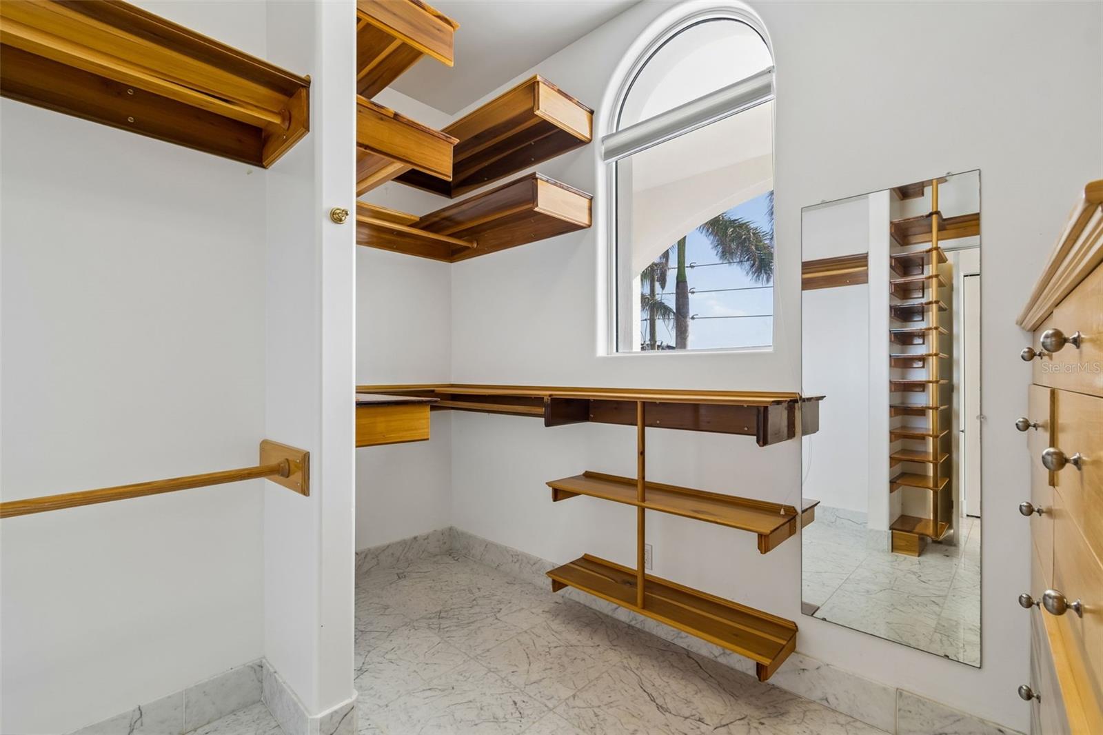 Listing photo id 67 for 2811 Sunset Way