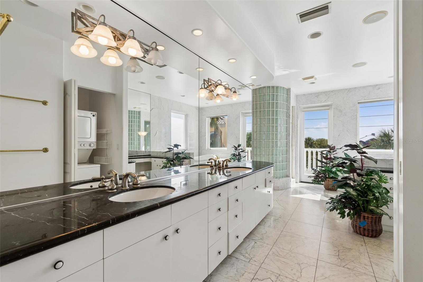 Listing photo id 70 for 2811 Sunset Way