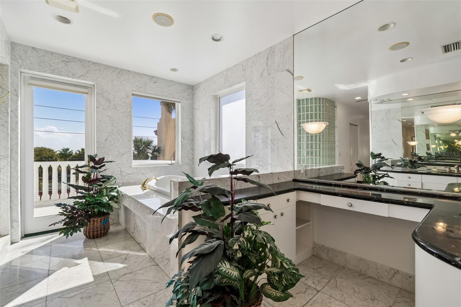 Listing photo id 71 for 2811 Sunset Way