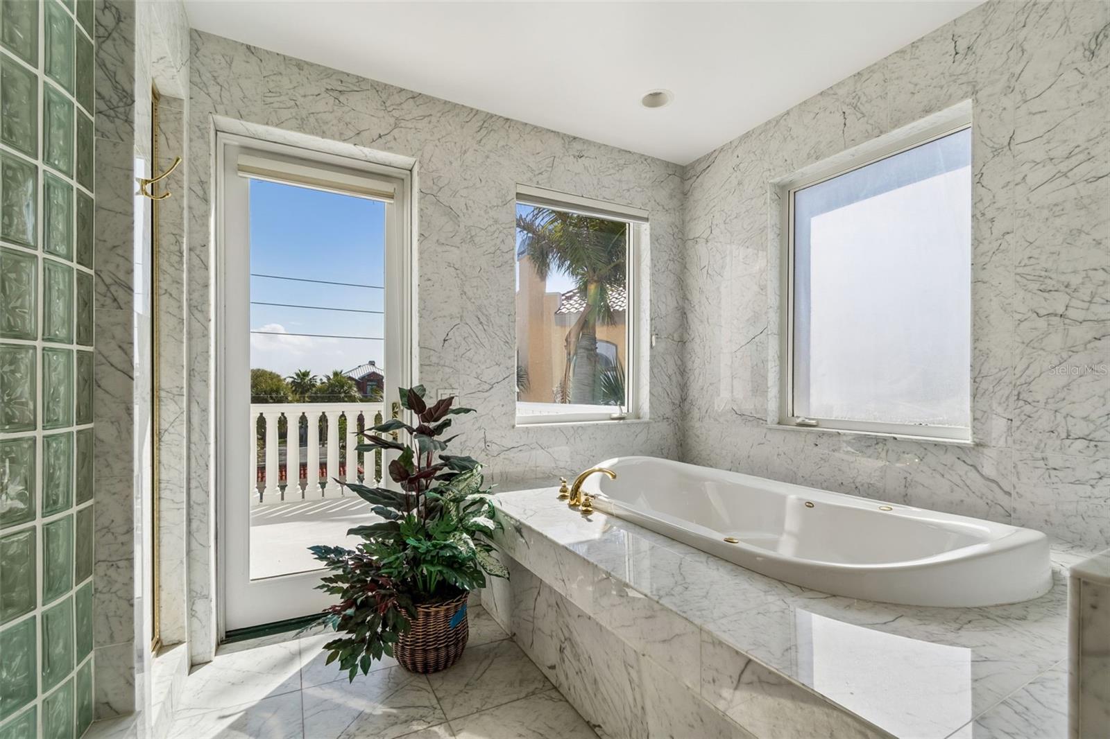 Listing photo id 72 for 2811 Sunset Way