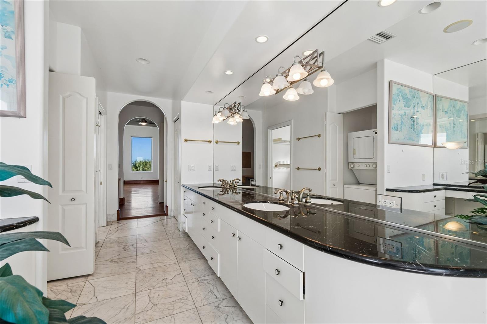 Listing photo id 73 for 2811 Sunset Way