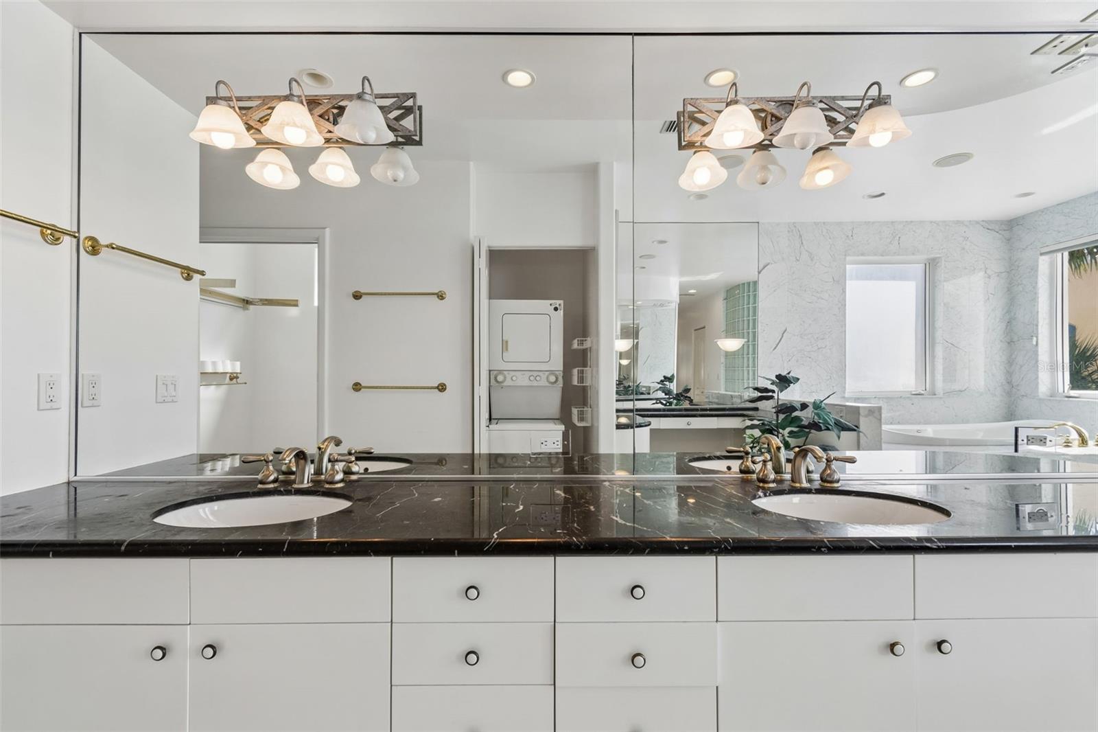 Listing photo id 74 for 2811 Sunset Way