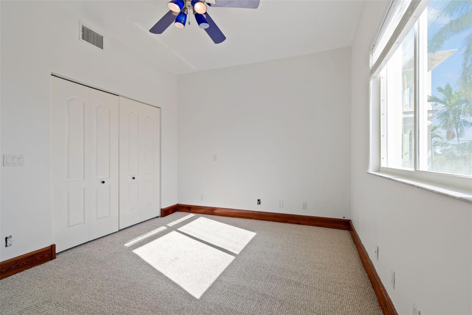 Listing photo id 78 for 2811 Sunset Way