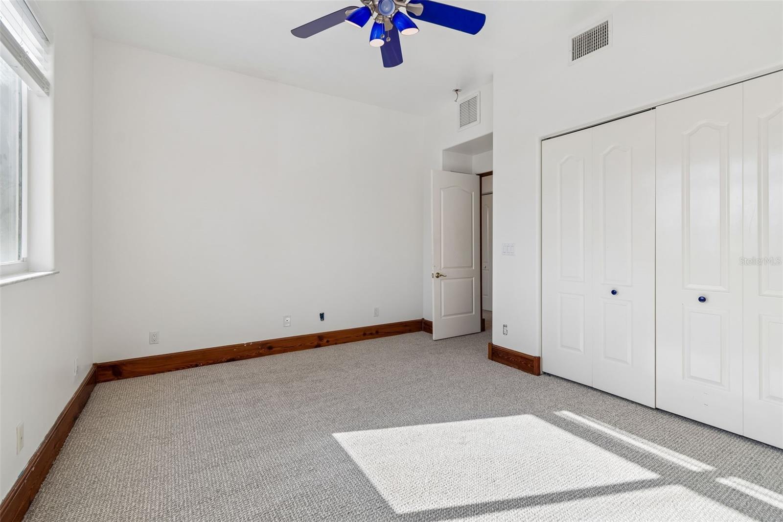 Listing photo id 79 for 2811 Sunset Way