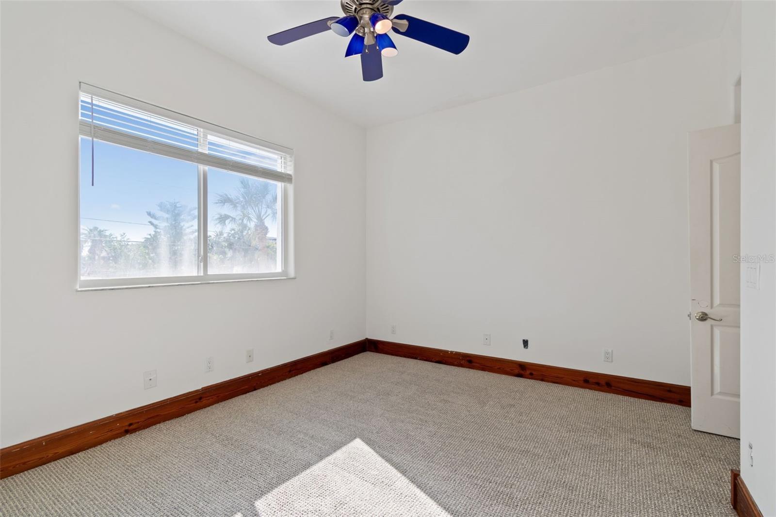 Listing photo id 80 for 2811 Sunset Way