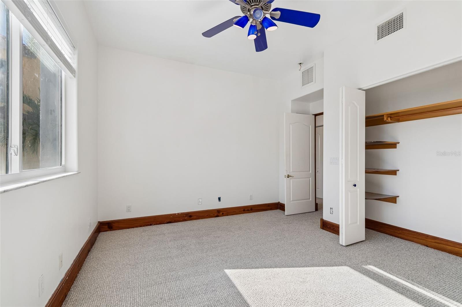 Listing photo id 81 for 2811 Sunset Way