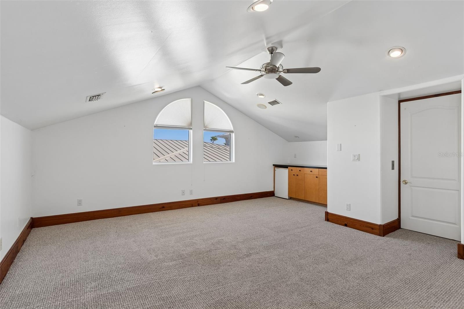 Listing photo id 85 for 2811 Sunset Way