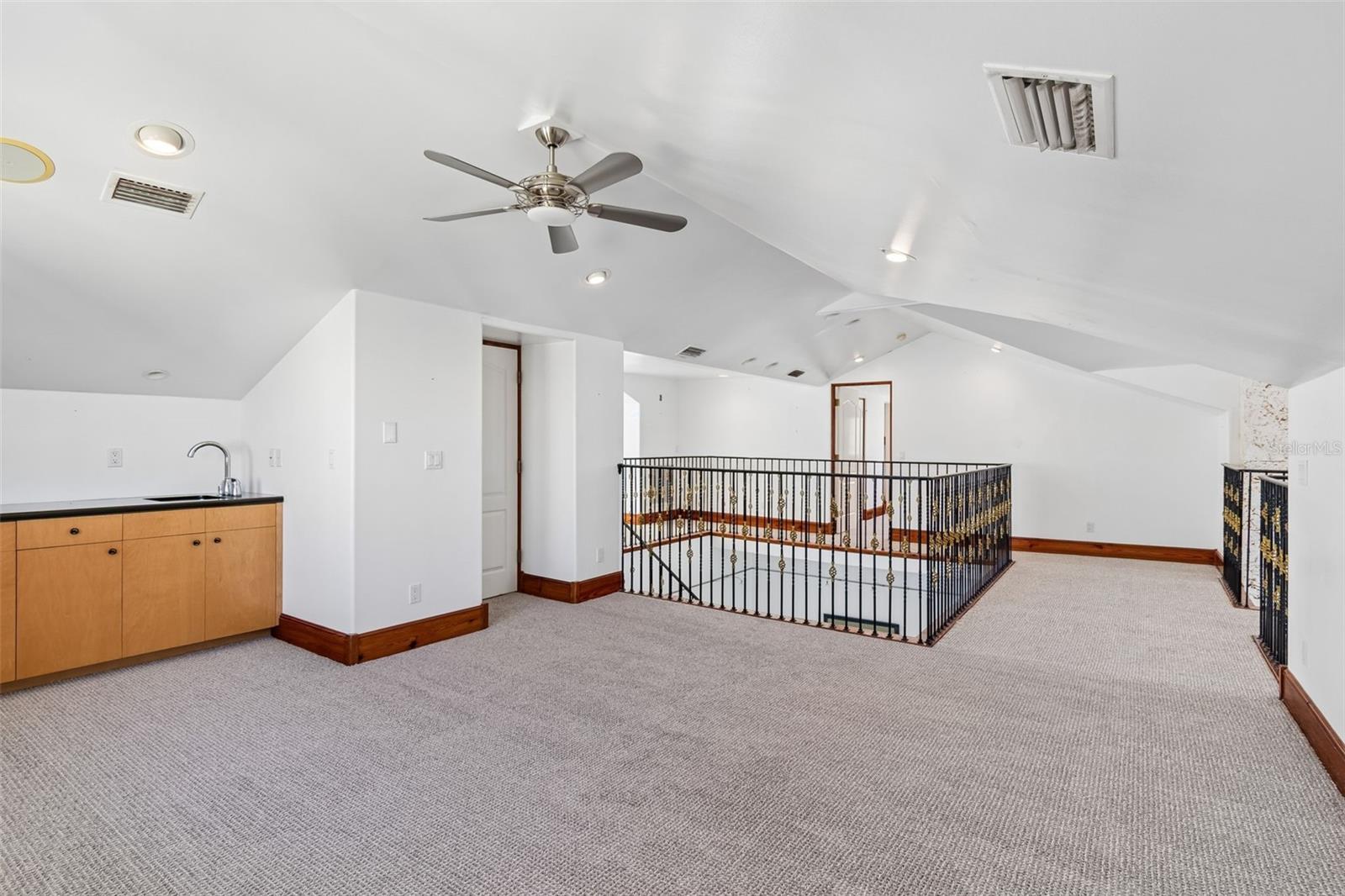 Listing photo id 86 for 2811 Sunset Way