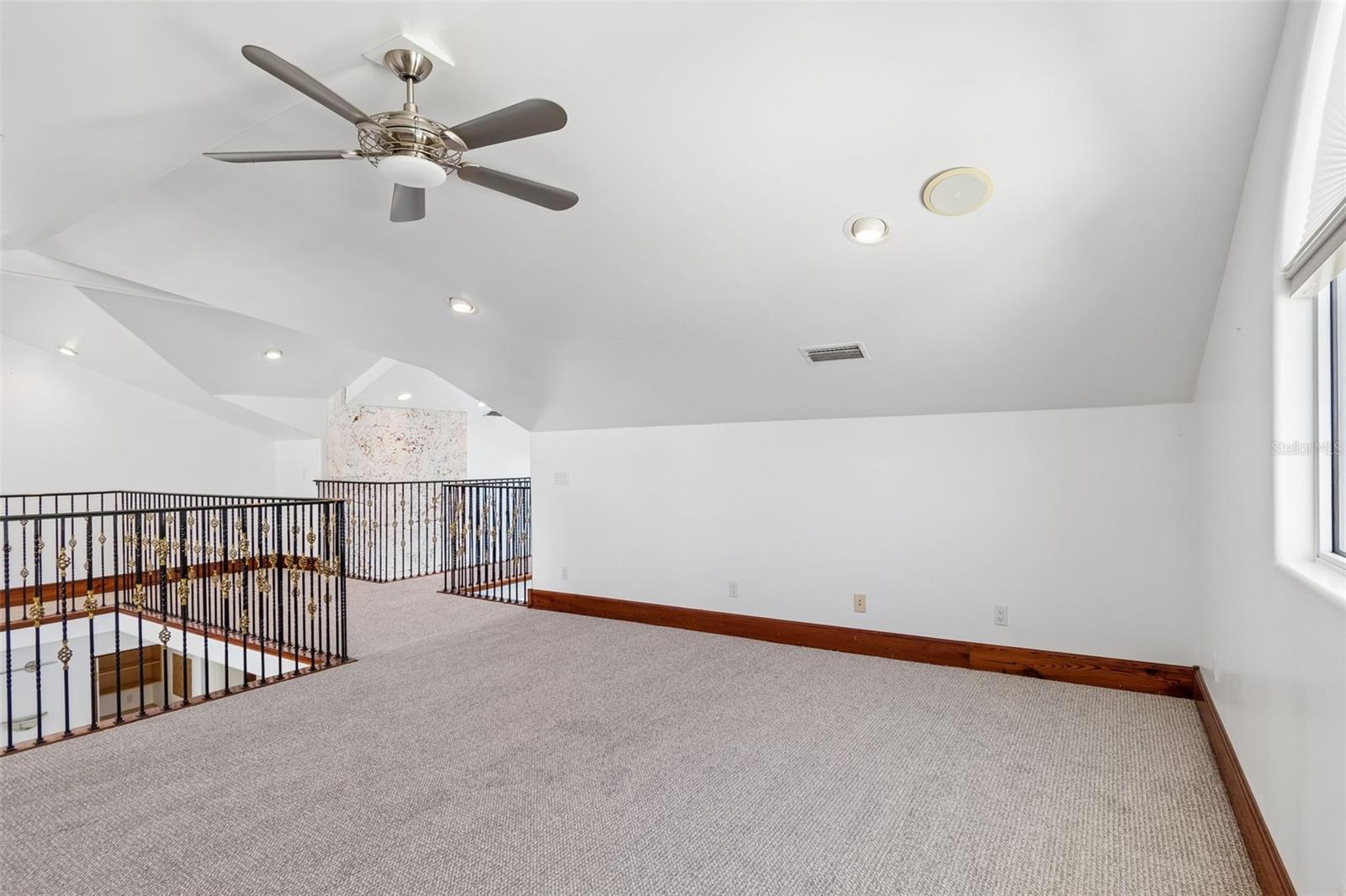 Listing photo id 87 for 2811 Sunset Way