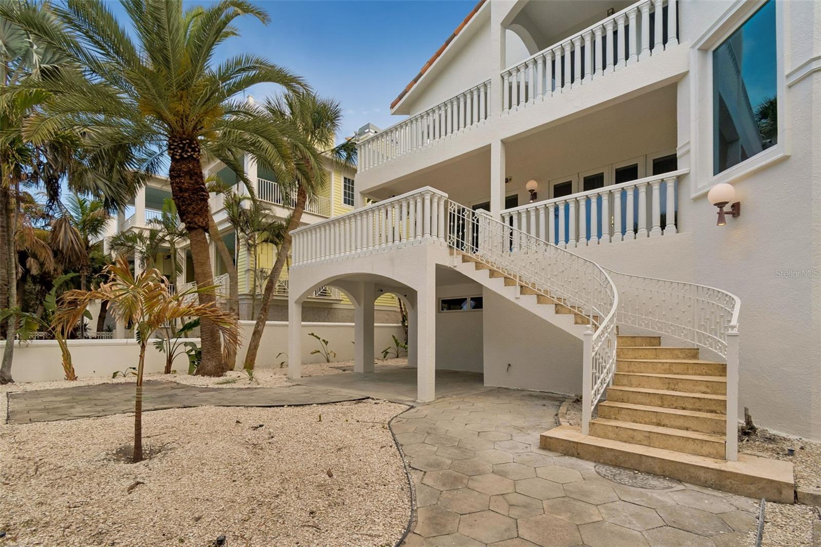 Listing photo id 7 for 2811 Sunset Way