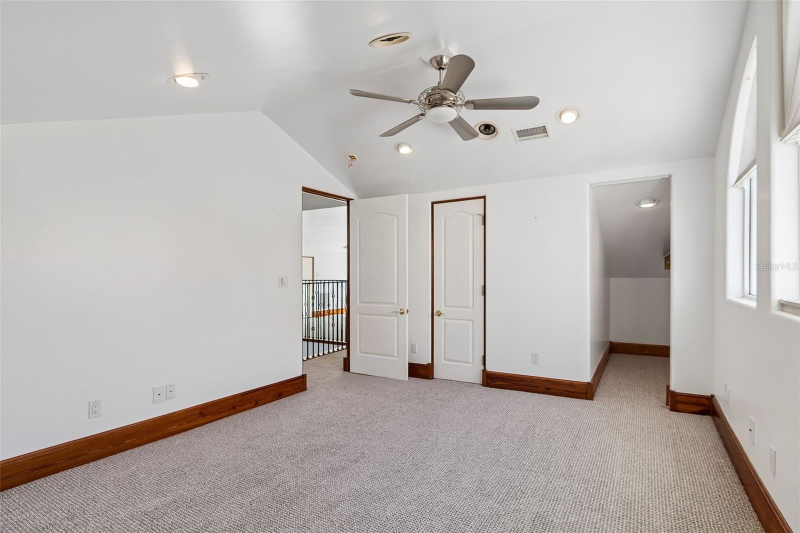 Listing photo id 88 for 2811 Sunset Way