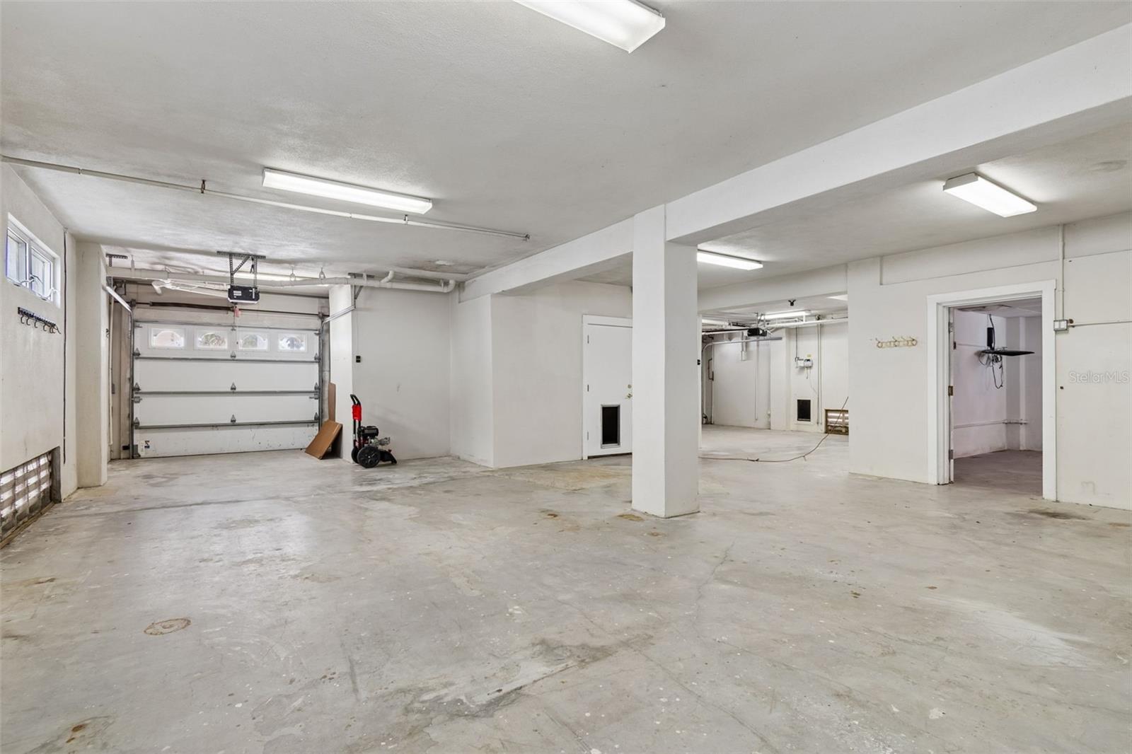 Listing photo id 94 for 2811 Sunset Way