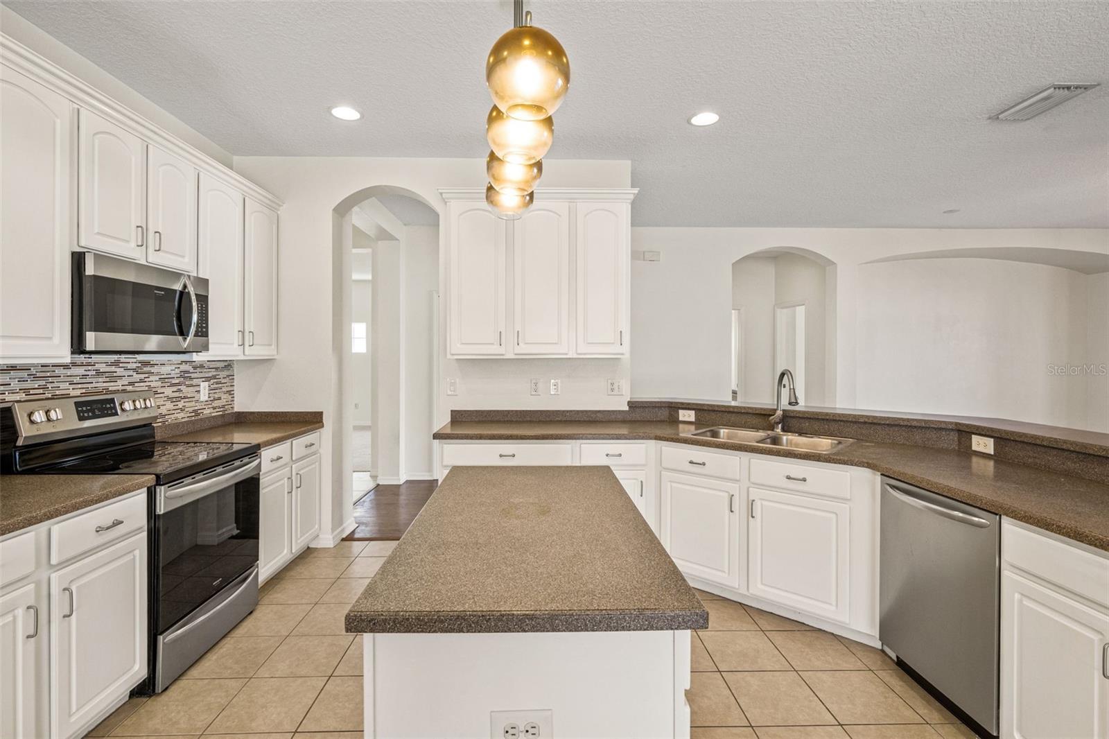 Image 7 of 36 For 518 York Dale Drive