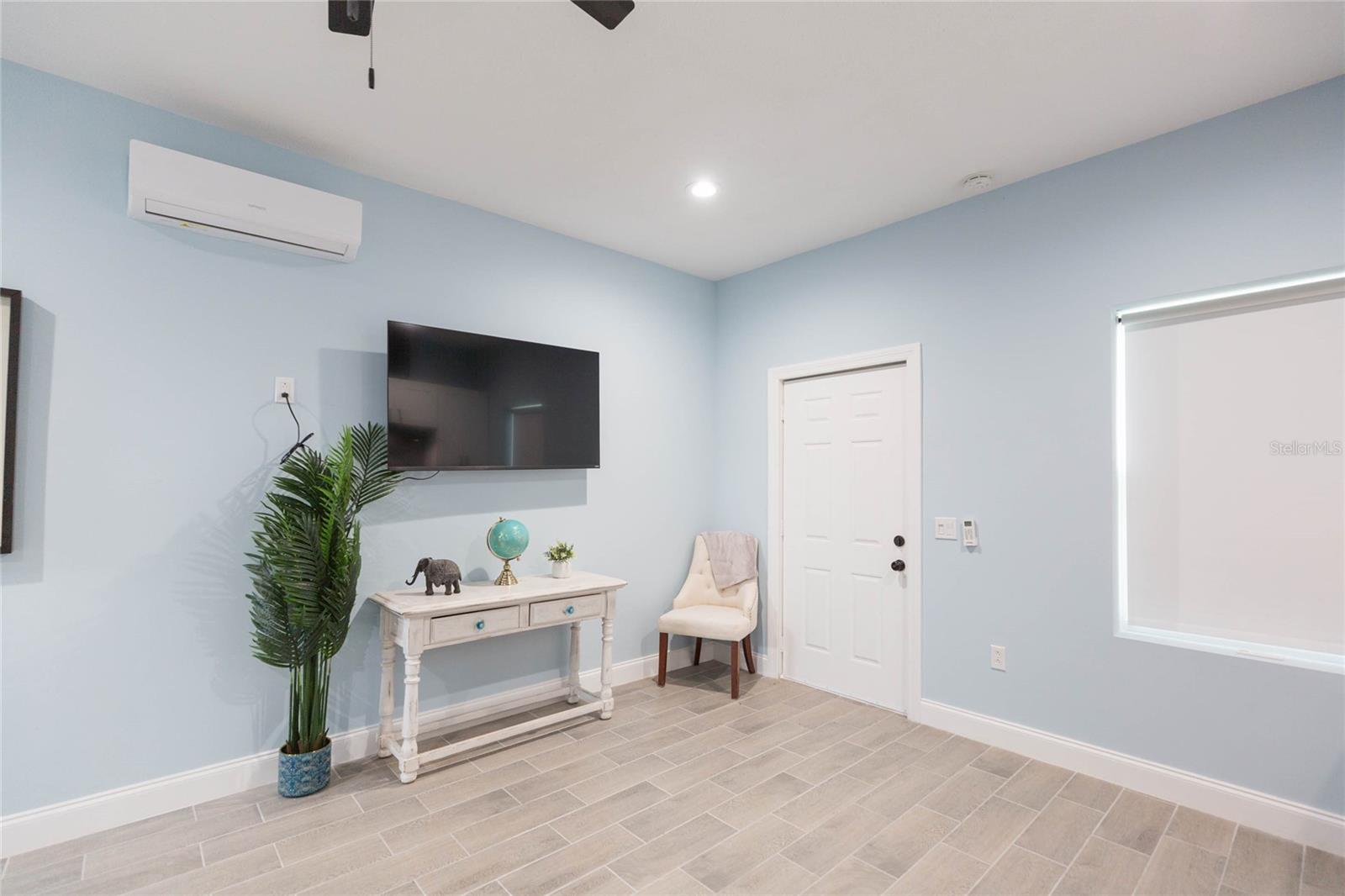 Image 9 of 26 For 4906 Riverhills Drive A