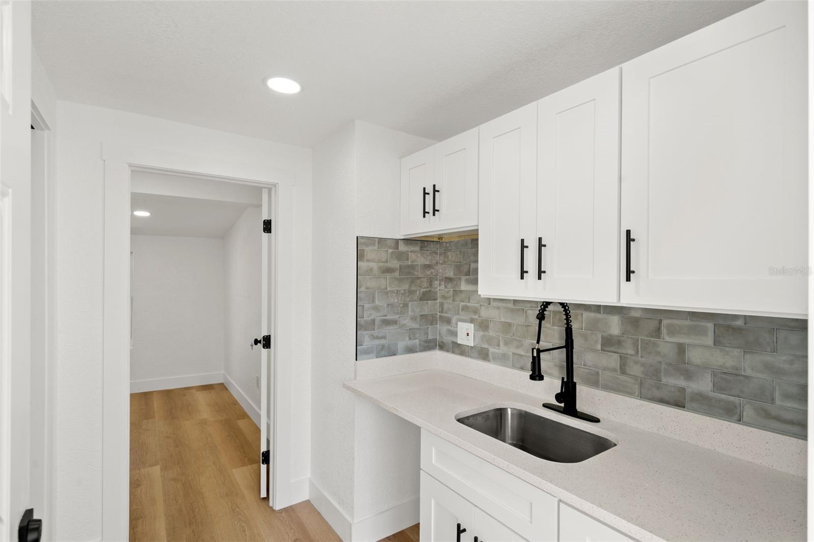 Image 2 of 9 For 2008 Oakwood Avenue B