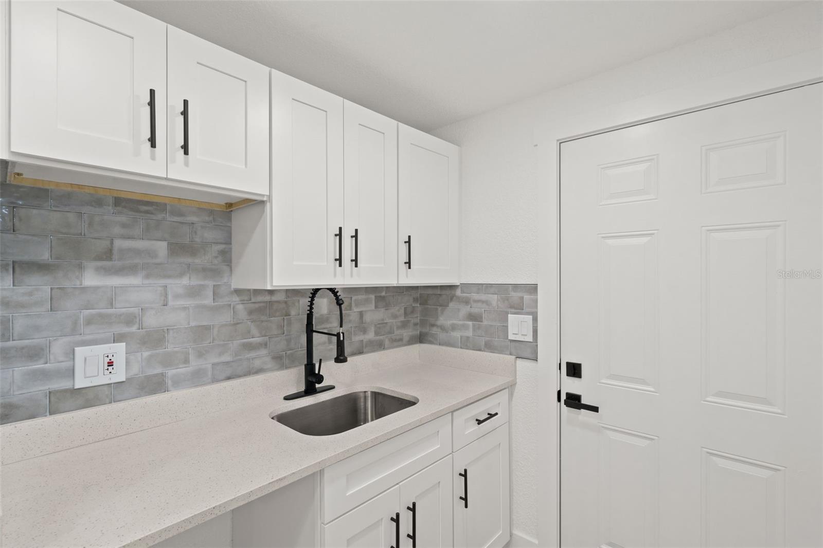 Image 3 of 9 For 2008 Oakwood Avenue B