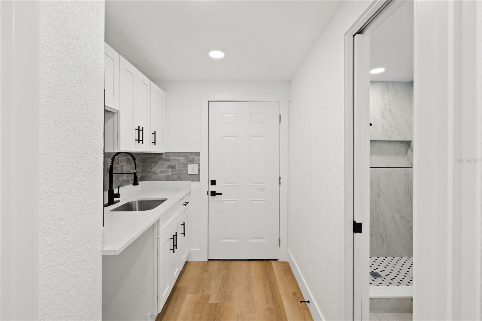 Image 4 of 9 For 2008 Oakwood Avenue B