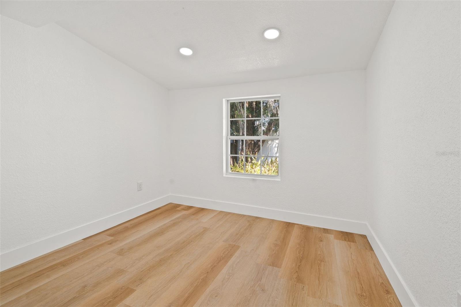 Image 7 of 9 For 2008 Oakwood Avenue B