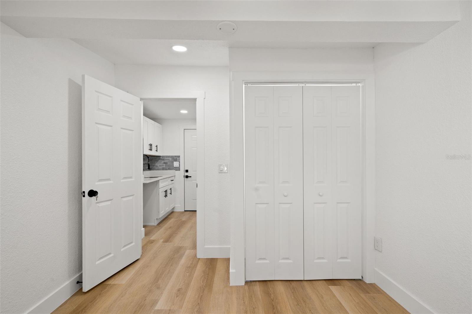 Image 8 of 9 For 2008 Oakwood Avenue B