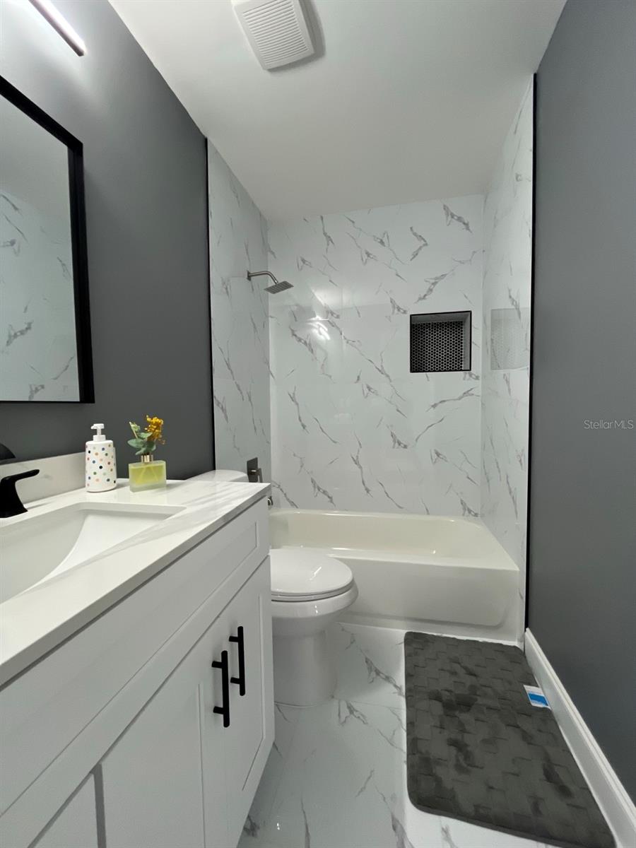 Listing photo id 11 for 4263 7th Avenue N