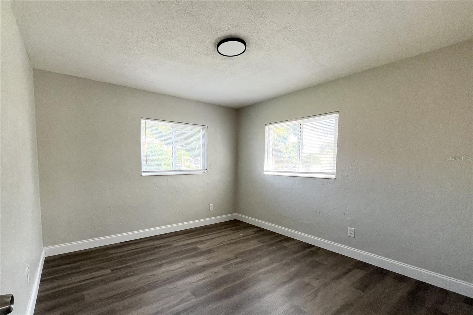 Listing photo id 14 for 4263 7th Avenue N