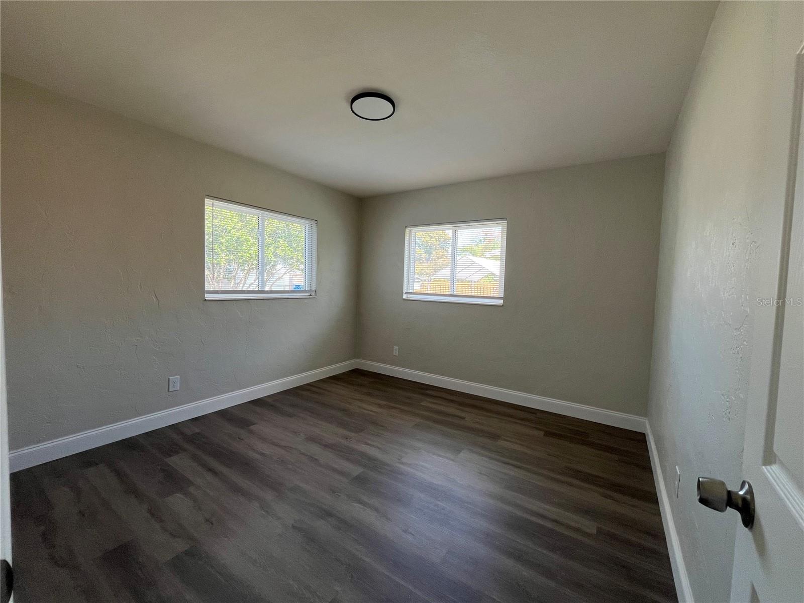 Listing photo id 17 for 4263 7th Avenue N