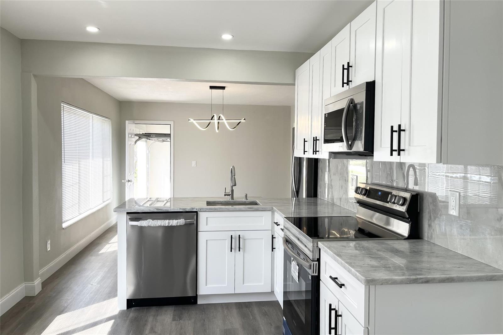 Listing photo id 4 for 4263 7th Avenue N